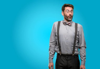 Orta yaş adam, sakal ve papyon aşk, darbeler öpücük kamerasına, ifade flört