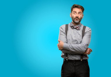 Orta yaş adam, sakal ve papyon şüphe ifade, şaşırtmak ve kavramı, belirsiz gelecek merak ediyorum