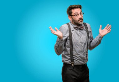 Orta yaş adam, sakal ve papyon şüphe ifade, şaşırtmak ve kavramı, belirsiz gelecekte omuzlarında shrugging merak ediyorum