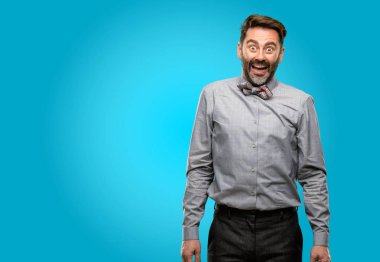 Orta yaş adam, sakal ve papyon kendinden emin ve mutlu büyük bir deli ile smile gülüyor