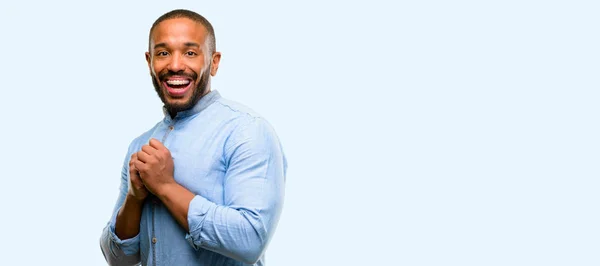ひげ自信と青い背景に分離された愛の自然な笑顔と幸せとアフリカ系アメリカ人 — ストック写真