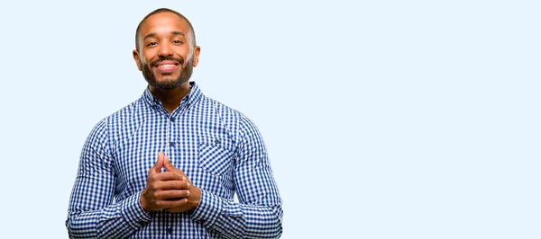 Hombre Afroamericano Con Barba Segura Feliz Con Una Gran Sonrisa — Foto de Stock