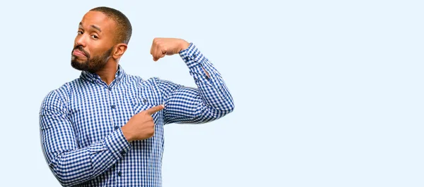 Hombre Afroamericano Con Barba Apuntando Bíceps Expresando Fuerza Concepto Gimnasio —  Fotos de Stock