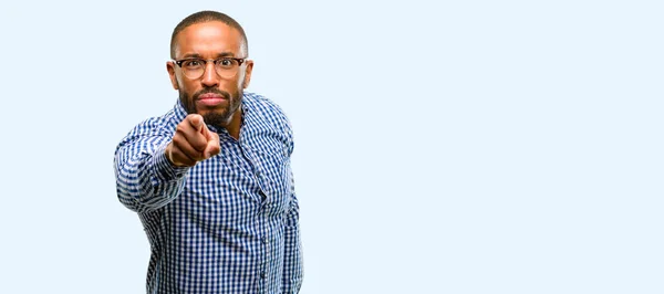 Africano Americano Com Barba Apontando Para Frente Com Dedo Isolado — Fotografia de Stock