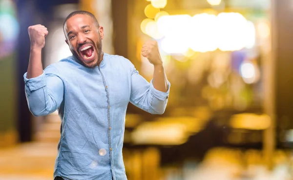 Hombre Afroamericano Con Barba Feliz Emocionado Expresando Gesto Ganador Exitoso —  Fotos de Stock