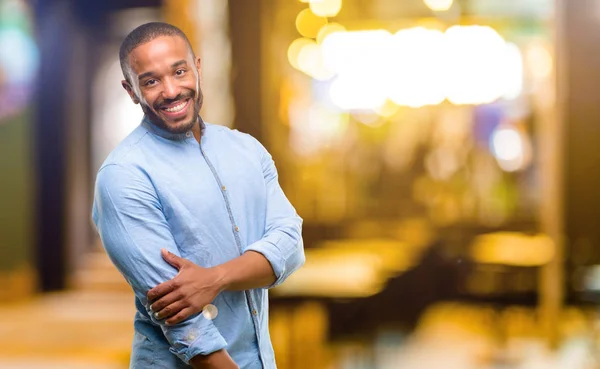 Hombre Afroamericano Con Barba Segura Feliz Con Una Gran Sonrisa —  Fotos de Stock