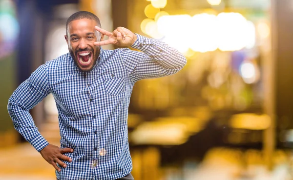 Hombre Afroamericano Con Barba Mirando Cámara Través Los Dedos Por —  Fotos de Stock