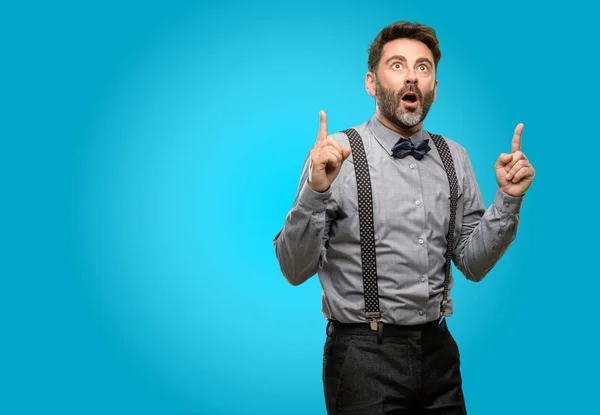 Hombre Mediana Edad Con Barba Pajarita Feliz Sorprendido Animando Expresando —  Fotos de Stock