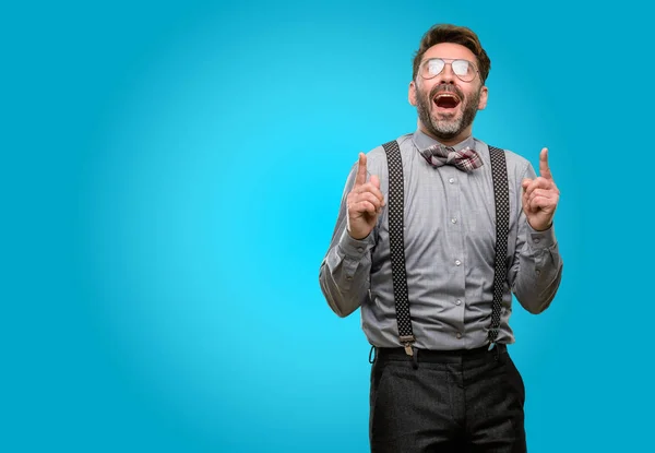 Hombre Mediana Edad Con Barba Pajarita Feliz Sorprendido Animando Expresando — Foto de Stock