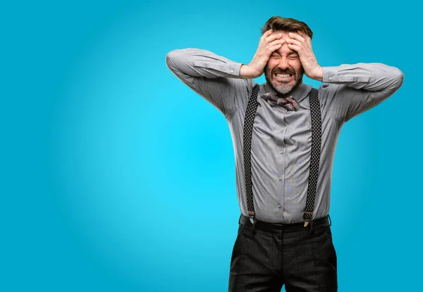 Középkorú Férfi Kezével Szakáll Csokornyakkendő Stresszes Vezetése Fejét Rémült Pánik — Stock Fotó