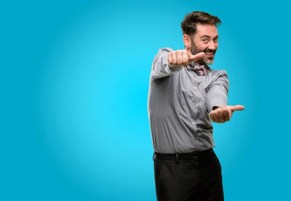 Чоловік Середнього Віку Бородою Краваткою Стоїть Щасливим Позитивним Великими Пальцями — стокове фото