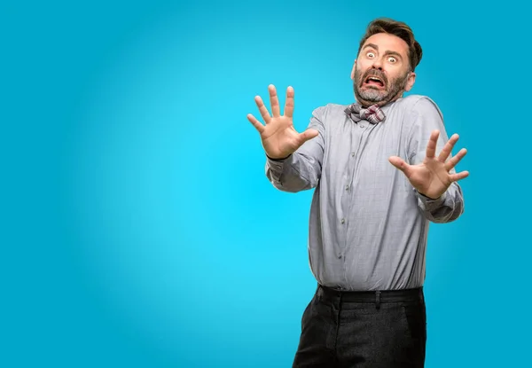 Homme Moyen Âge Avec Barbe Noeud Papillon Dégoûtés Colère Gardant — Photo