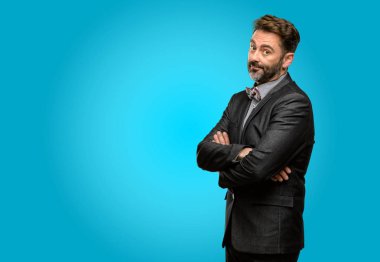 Orta yaş adam, sakal ve papyon kendinden emin ve mutlu bir büyük doğal gülümseme gülmek ile çapraz kollu