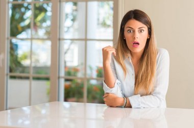 Panik ve korku ifade şokta, genç güzel kadın evde korkuttu