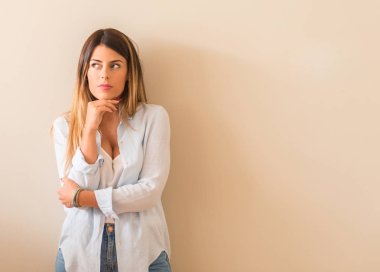 Düşünme ve şüphe ve merak ifade arıyorum duvara bir güzel kadın Vintage Fotoğraf