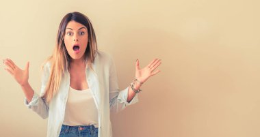 Bir güzel kadının mutlu ve ifade wow jest tezahürat duvara Vintage Fotoğraf