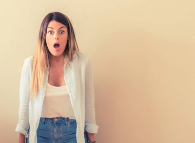 Duvara bir güzel kadın Vintage Fotoğraf panik ve korku ifade şokta korkuttu