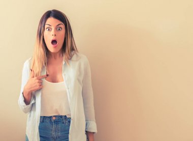 Parmak ile işaret bir güzel kadının mutlu ve ifade wow jest, tezahürat duvara Vintage Fotoğraf