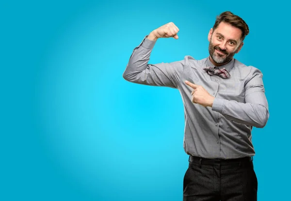 Hombre Mediana Edad Con Barba Pajarita Apuntando Bíceps Expresando Fuerza —  Fotos de Stock