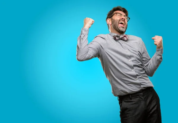 Middelbare Leeftijd Man Met Baard Strikje Blij Opgewonden Vieren Overwinning — Stockfoto