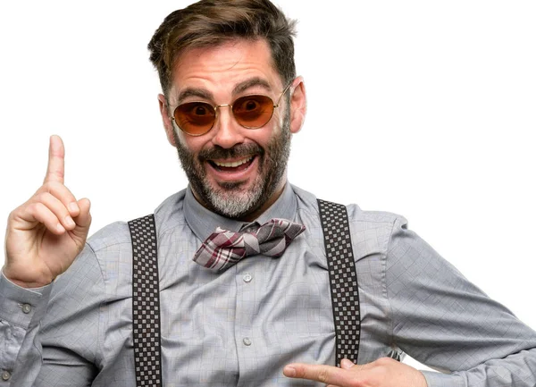 Hombre Mediana Edad Con Barba Pajarita Feliz Sorprendido Animando Expresando —  Fotos de Stock