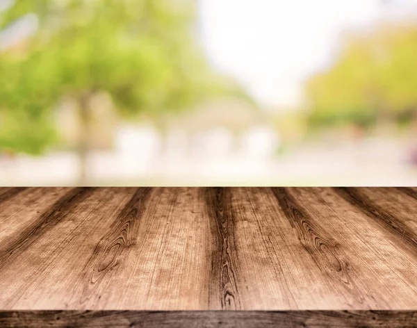 Tom träbord styrelsen framför suddig bakgrund. Kan vara — Stockfoto