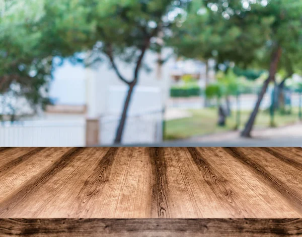 Tom träbord styrelsen framför suddig bakgrund. Kan vara — Stockfoto