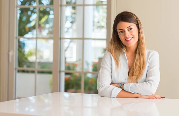 Joven Mujer Hermosa Casa Con Los Brazos Cruzados Seguros Felices — Foto de Stock