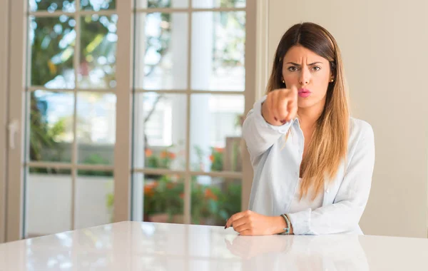 Jovem Mulher Bonita Casa Apontando Para Frente Com Dedo — Fotografia de Stock