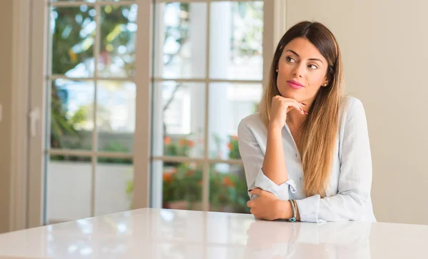 Joven Hermosa Mujer Casa Pensando Mirando Hacia Arriba Expresando Dudas — Foto de Stock