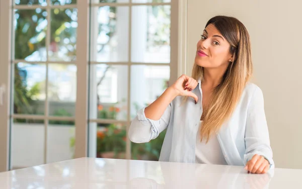 Junge Schöne Frau Hause Stolz Aufgeregt Und Arrogant Zeigt Mit — Stockfoto