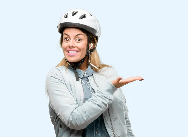 Jovem Com Capacete Bicicleta Fones Ouvido Segurando Algo Mão Vazia — Fotografia de Stock