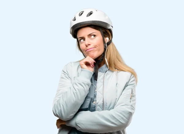 Jeune Femme Avec Casque Vélo Écouteurs Penser Regarder Haut Exprimant — Photo