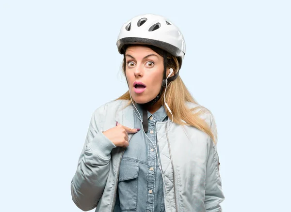 Parmak Ile Işaret Genç Kadın Bisiklet Kask Kulaklık Mutlu Tezahürat — Stok fotoğraf