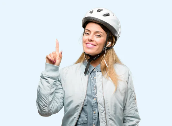 Νεαρή Γυναίκα Ποδήλατο Κράνος Και Ακουστικά Ευχαριστημένοι Και Έκπληκτοι Επευφημίες — Φωτογραφία Αρχείου