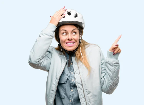 Jeune Femme Avec Casque Vélo Écouteurs Pointant Côté Avec Doigt — Photo