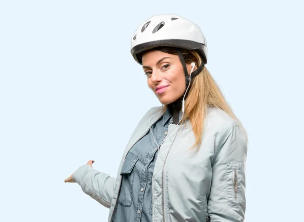 Junge Frau Mit Fahrradhelm Und Kopfhörer Selbstbewusst Und Glücklich Mit — Stockfoto