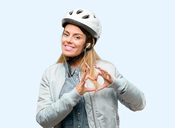 Mladá Žena Cyklistickou Helmu Sluchátka Happy Ukazuje Lásku Rukama Tvaru — Stock fotografie