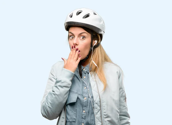 年轻女子用自行车头盔和耳机遮住嘴在休克 显得害羞 表达沉默和错误的概念 — 图库照片