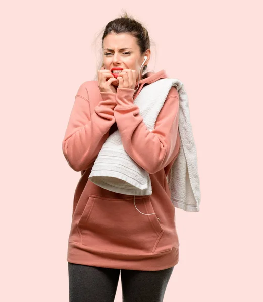 Młoda Kobieta Ubrana Treningu Bluza Przerażony Nerwowy Wyrażając Lęk Panic — Zdjęcie stockowe