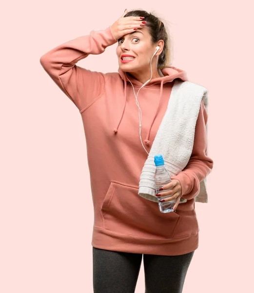 Mujer Deportiva Joven Con Sudadera Entrenamiento Aterrorizada Nerviosa Expresando Ansiedad —  Fotos de Stock