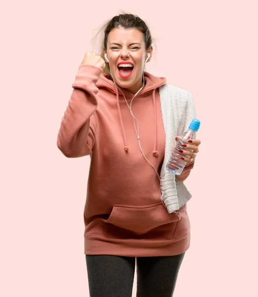 Joven Mujer Deportiva Con Sudadera Entrenamiento Irritado Enojado Expresando Emoción —  Fotos de Stock