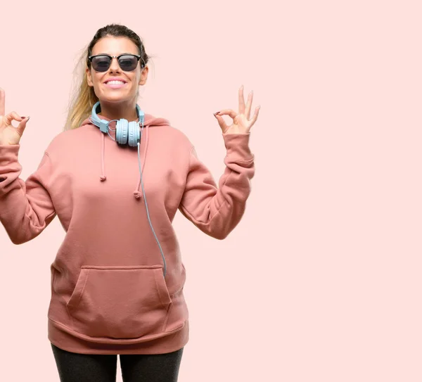 Joven Deportista Con Auriculares Gafas Sol Segura Feliz Con Una —  Fotos de Stock