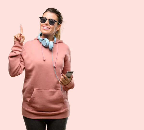 Mujer Deportiva Joven Con Auriculares Gafas Sol Con Dedo Índice —  Fotos de Stock