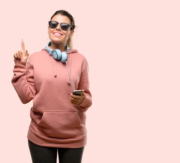 Mujer Joven Deportiva Con Auriculares Gafas Sol Aterrorizada Nerviosa Expresando —  Fotos de Stock