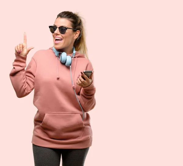 Joven Deportista Con Auriculares Gafas Sol Apuntando Frente Con Dedo —  Fotos de Stock