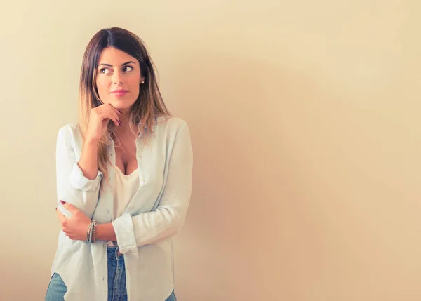 Foto Vintage Una Hermosa Mujer Contra Pared Pensando Mirando Hacia —  Fotos de Stock