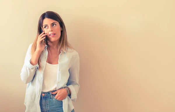 Foto Vintage Una Hermosa Mujer Contra Pared Feliz Hablando Con — Foto de Stock