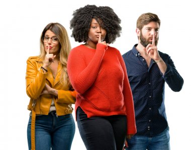 Üç genç erkek ve kadınların dudaklarında işaret parmağı ile grup, sessiz olmak için isteyin. Sessizlik ve gizli kavramı