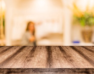 Ahşap boş masa kurulu önünde arka plan bulanık. -Ebilmek var olmak 